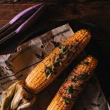 墨西哥街頭 烤玉米 在墨西哥街頭經常可見的小吃 elote 要先將整隻 玉米直接放在烤網上烤熟 塗上奶油 檸檬汁再灑點起司粉 墨西哥香料辣粉 然後就可以吃囉 材料 玉米2 3根 肯瓊 cajun 粉1大匙 橄欖油