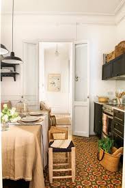 Casa es el lugar donde encuentras todo para comenzar en la cocina. Una Casa Pequena Con La Cocina En La Entrada