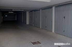 Il mio dubbio risiede nel fatto che in una città con serie difficoltà di parcheggio, un posto auto può rappresentare un reale vantaggio, ma il mio timore è che pagando un surplus sul valore dell'immobile, qualora cambiassero le normative sulle destinazioni d'uso delle aree condominiali, o vi fosse un accordo tra i 3/4 dei condomini. Box Auto Prezzo Vendita E Affitto In Italia Newsauto It