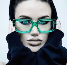 Ny efterlängtad leverans med utvalda bågar från Kirk & Kirk har anlänt till  butiken. Familjen Kirk öppnade sin första butik i London redan 1919. I dag  drivs märket av Jason och Karen