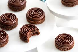Sables Chocolat Noisettes Empreinte Sucree En 2021 Recette Sable Chocolat Chocolat Noisette Recette Sable