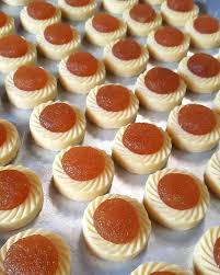 (b) letakkan cocoa rice di atas tart nenas gulung sebelum ia menjadi sejuk. Resepi Tart Nenas Bunga Resepi Mama Muda