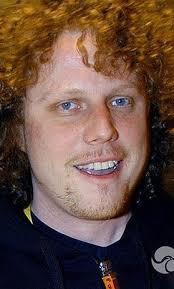 Sidney Polak już tak nie wygląda. Muzyk wyraźnie schudł i... nosi  eleganckie okulary