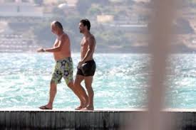 Arda turan önceki gece şişli bomonti'de bulunan 'aztek' adlı mekânda evliliğin eşiğinden döndüğü sinem kobal ve sevgilisi kenan i̇mirzalıoğlu'yla pişti oldu. Arda Turan Ve Sinem Kobal Cesme De