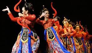 Pola lantai garis lurus sering dijumpai pada pertunjukan tari tradisi di indonesia. Pola Lantai Tari Jaipong Dan Gambar Serta Penjelasannya Silontong