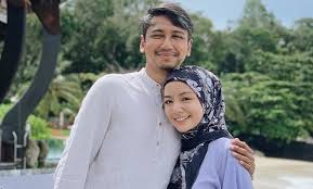 Akhirnya nissa sabyan muncul dan beri klarifikasi ~ gosip artis hari. Netizen Puji Wan Emir Tolong Mira Filzah Masak Di Dapur
