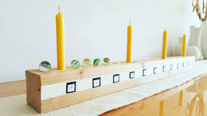 Mittlerweile gibt es eine vielzahl an tollen fertigen holz adventskalendern die mit 24 türchen oder schubladen versehen sind die man zu hause in ruhe selbst befüllen kann. Diy Adventskalender Aus Holz Und Kerzen Ohne Konsum Livelifegreen
