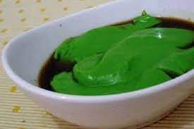 Bubur sumsum yang biasanya tersaji dengan warna putih dengan siraman sirup gula merah dan santan yang gurih kali ini tersaji dengan warna yang lebih cerah. Bubur Sumsum Hijau