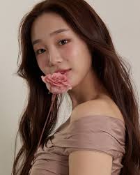 매일 로맨틱하게 #RoseRomantic 탈리다쿰 립큐어 밤틱 '로즈 로맨틱' 앰버서더 쥴스(@julesjylee)의 눈부신 화보✨  립큐어 밤틱과 함께 따뜻하고 화사한 룩을 완성해보세요🫶🏻 🌸 Balm in Stick #Balmtik 🌹 립큐어 밤틱  #로즈로맨틱 Find Strength in Sensitivity, #