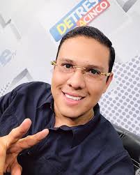 Sigue a Mauricio Rivera en DE TRES A CINCO por UNE TV, seguimos cosechando  éxitos, gracias al pueblo hondureño.