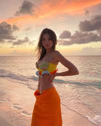 She became interested in modeling and acting at a pretty young age and decided to pursue her career in both fields simultaneously. Emily Ratajkowski Emrata Instagram Photos And Videos