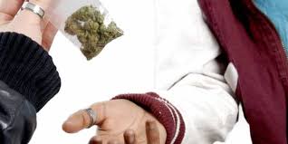 Excédés par le trafic de drogue en bas de chez eux, les habitants du quartier du bois de kermesquel, à vannes, ont choisi de réagir avec humour. Gennevilliers Un Tract Incite Les Habitants A Photographier Les Dealers Le Point