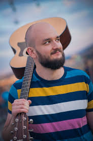 Pokáč, vlastním jménem jan pokorný , je český písničkář a textař hrající na kytaru a ukulele. Koncert Pokac Kulturni Dum
