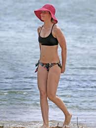 In it the female lead (emily blunt) is recurrently seen doing a cool floating plank move. Pin By Timothy Brown On Emily Blunt Emily Blunt Bikini Emily Blunt Emily Blunt Body