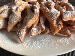 Raderkuchen, liebesschleifen) tradycyjne, chrupkie ciastka o słodkim smaku, w kształcie złożonej kokardki. Faworki By Zhp Podhale Polish Festival Federation Square