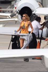 Penyanyi nindy ayunda akhirnya buka suara terkait permasalahan tersebut. Miley Taking A Private Jet With Liam In L A