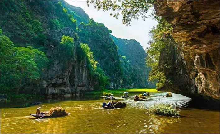 Chiêm ngưỡng vẻ đẹp Núi Non Nước Ninh Bình