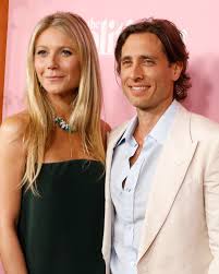 Gwyneth is married to producer brad falchuk. Gwyneth Paltrow And Husband Brad Falchuk S Relationship Timeline