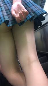 スマホ撮り スカートめくりスケベ下着♡ 足がエロすぎるjk スマホ片手に駆け巡る が半額 | Xcolle