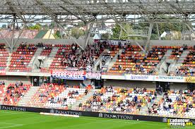 W polu prawym czerwonym przedstawia stylizowanego białego (srebrnego) półorła o złotym. Galeria Podbeskidzie Bielsko Biala Stal Mielec 03 10 2020 Stadionowi Oprawcy
