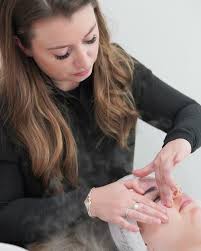 Most people truly do not understand the benefits that a good professional  facial can offer. As skin care professionals, it is our duty to let you  know. 🤍 Many women and men