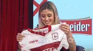 Tal como le sucede a la mayoría de los periodistas, todos quieren adivinar el club del que es hincha, y tratan de descifrarlo según lo que opina de cada equipo. Deportivo Moron Morena Beltran Recibio Un Regalo De Deportivo Moron