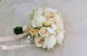 Il matrimonio in comune è a tutti gli effetti una cerimonia e una festa da curare in ogni dettaglio. Bouquet Da Sposa Bianco E Rosa Antico Accessori Eleganti Per Matrimonio Fiorista Roberto Di Guida