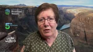 Randal Hanson, from the company One Water Hydrologic, celebrates five years  of the Forum uniting science, policy, and community. Randal Hanson de la  compañía One Water Hydrologic, celebra cinco años del Foro