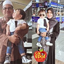 Pelakon dan penyanyi, cik manggis atau nama sebenarnya nurshazwani shamsuddin. Cik Epal