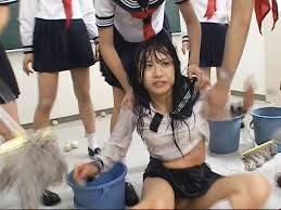 JK女子高生いじめの実態2】男子のいる前でパンツ丸出しで拭き掃除 - ヒロインの裸