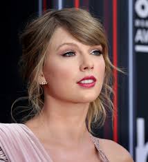 تايلور سويفت تثير عاصفة بمنشور على "إنستغرام"... وترامب ينتقدها -  09.10.2018, سبوتنيك عربي