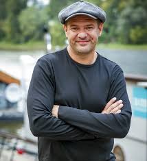 Tomasz karolak urodził się w radomiu, 21. Tomasz Karolak Wszystko Przyszlo Do Mnie Samo Film W Interia Pl