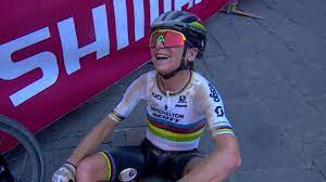 She chose to skip the giro donne to avoid potential injury leading up to tokyo, so should be feeling fresh ahead of sunday. Van Vleuten Wint Stoffige Strade Bianche Het Was Echt Oorlog Nos