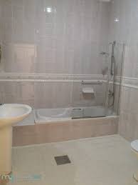 للإيجار شقة في غرب مشرف بالدور الأول مع مصعد عبارة عن 3 غرف نوم منهم 1 ماستر وغرفتين بينهم حمام وصالة كبيرة وغرفة عاملة مع حمام Bathroom Bathtub Alcove Bathtub