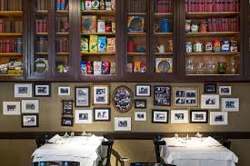 L'ambiente è molto colorato, con muri in giallo, piante sempreverdi e coperti sistemati su. El Porteno Un Angolo Di Argentina A Milano Westwing