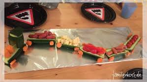 Gurkenzug Als Rohkost Fur Den Kindergeburtstag Rezept Kindergeburtstag Essen Kita Kindergeburtstag Essen Kindergeburtstag