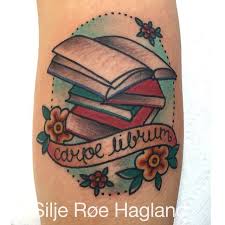 Sweet Little Traditional Book Tattoo Silje Roe Hagland Idee Per Tatuaggi Tatuaggi Idee