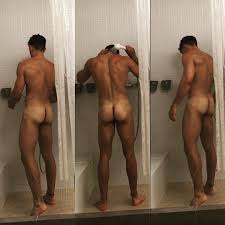 Cámara oculta en la ducha chico desnudo con el pene grande