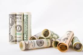 Desconfiança global, ação da China, fluxo de capital para o Brasil: o que explica a queda do dólar?