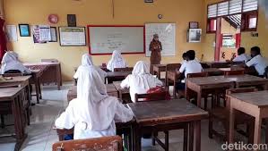 Ekstrak lemon di dalamnya membuat kulit segar dan cerah sekaligus mengatasi masalah jerawat. Hari Pertama Sekolah Siswa Di Brebes Kompak Pakai Masker