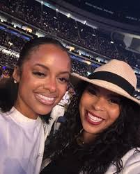 I'm so proud of my beautiful and smart daughters, Karli and Karmon Symone  💕 @bykarlibeauty @karmonsymonee They've been dope since they were little  girls 👯‍♂️ and now they're both bosses, growing in