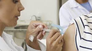 Na campanha da vacina da gripe deste ano, o primeiro grupo a ser vacinado, a partir de 23 de março, serão os idosos e trabalhadores da área da saúde. Saiba Onde Tomar A Vacina Da Gripe Em Curitiba Gazeta Do Povo