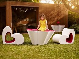 Banc, table de jardin et accessoires, pour que bébé puisse profiter des beaux jours confortablement. Salon De Jardin Enfant En 18 Propositions Tendance