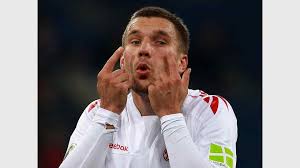 He plays as a striker for bayern munich and for the german national football. Lukas Podolski Pestet Gegen Ex Bundestrainer Berti Vogts Fussball Bild De