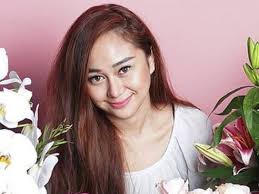 Denise chariesta yang curi perhatian (sumber: Fakta Denise Chariesta Yang Trending Berkat Video Tiktok Nongrong Di Mall Dan Kasus Penipuan Bunga Diadona Id