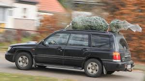 Weihnachtsbaum Sicher Auf Dem Auto Befestigen Autos Weihnachtsbaum Baum