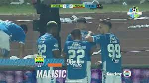 Bola sempat mengenai vava mario yagalo sebelum masuk ke gawang persija. Cuplikan Gol Persib Bandung Vs Persija Jakarta 3 2 Maung Bandung Kokoh Dipuncak Tribun Pontianak