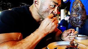 減量中でも大量にステーキを食べるプロボディビルダー