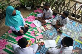 Karena skala sosial yang lebih besar maka kemungkinan juga bisa menyebabkan perubahan sikap dan perilaku pada peserta, walaupun tidak semua peserta. Guru Sd Ini Harus Menyeberangi Sungai Untuk Mengajar Antara News Bengkulu