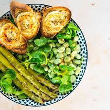 Salade Printaniere Et Toasts De Chevre Chaud La Cerise Sur Le Maillot Recette En 2020 Chevre Chaud Salade Chevre Salade Printaniere